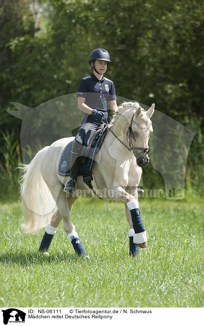 Mdchen reitet Deutsches Reitpony / girl rides German Riding Pony / NS-06111