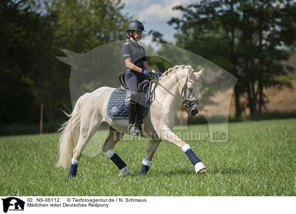 Mdchen reitet Deutsches Reitpony / girl rides German Riding Pony / NS-06112