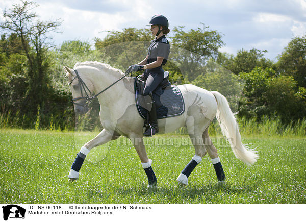 Mdchen reitet Deutsches Reitpony / girl rides German Riding Pony / NS-06118