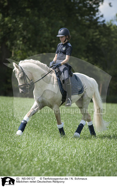 Mdchen reitet Deutsches Reitpony / girl rides German Riding Pony / NS-06127