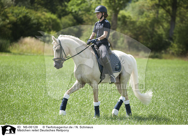 Mdchen reitet Deutsches Reitpony / girl rides German Riding Pony / NS-06128