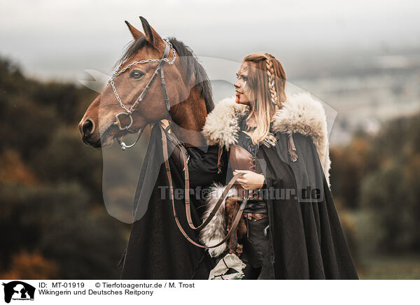 Wikingerin und Deutsches Reitpony / Viking woman and German Riding Pony / MT-01919
