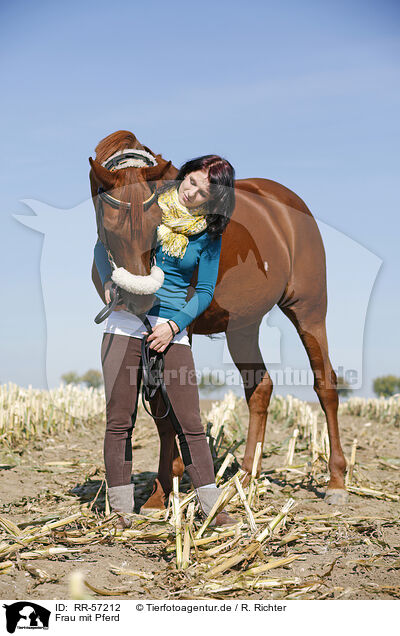 Frau mit Pferd / woman with horse / RR-57212