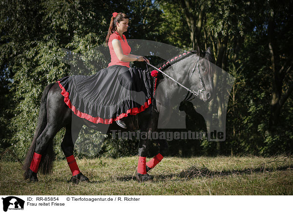 Frau reitet Friese / woman rides Friesian Horse / RR-85854