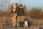 Frau mit Hund und Pferd