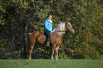 Frau reitet Frau Haflinger