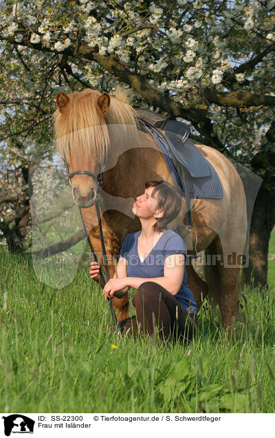 Frau mit Islnder / woman with Icelandic horse / SS-22300
