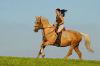 Frau reitet Kinsky-Pferd