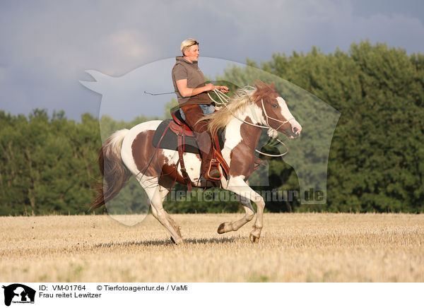 Frau reitet Lewitzer / woman rides pony / VM-01764