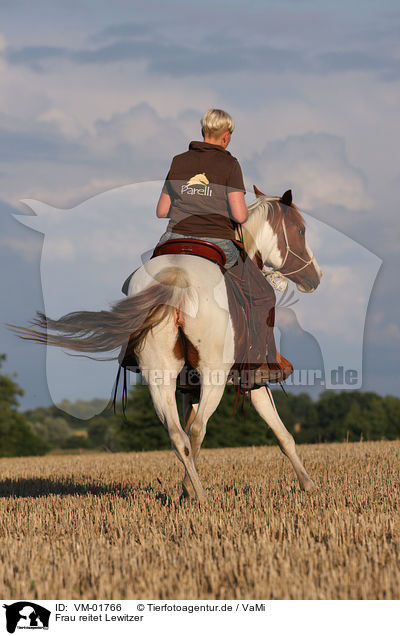 Frau reitet Lewitzer / woman rides pony / VM-01766
