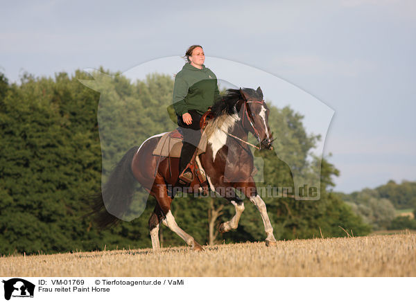 Frau reitet Paint Horse / woman rides Paint Horse / VM-01769