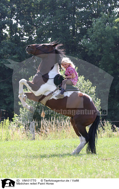 Mdchen reitet Paint Horse / girl rides Paint Horse / VM-01770