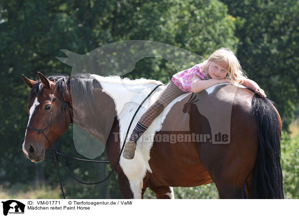 Mdchen reitet Paint Horse / girl rides Paint Horse / VM-01771