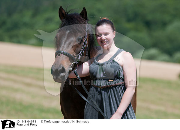 Frau und Pony / NS-04671