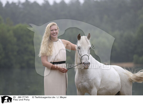 Frau und Pony / JM-17745