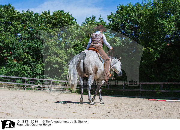 Frau reitet Quarter Horse / SST-16939