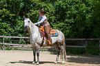 Frau reitet Quarter Horse