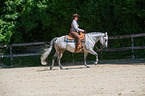 Frau reitet Quarter Horse