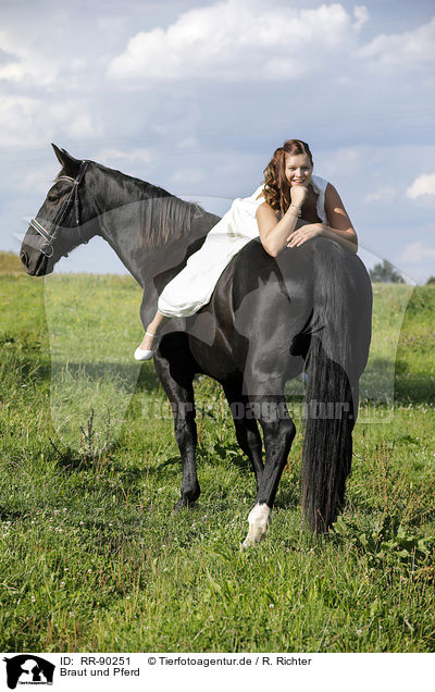 Braut und Pferd / bride and horse / RR-90251
