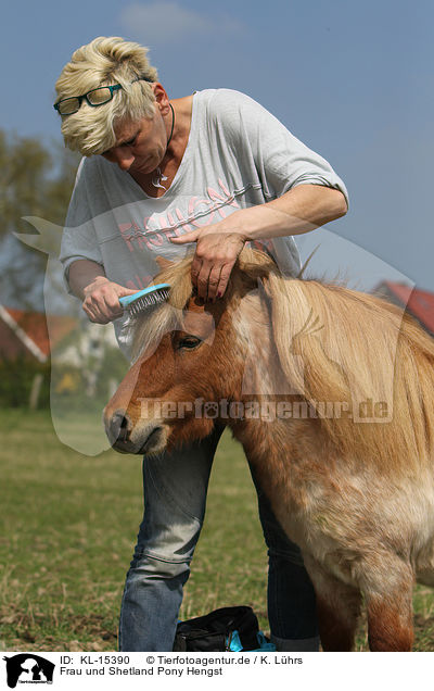 Frau und Shetland Pony Hengst / woman and Shetland Pony stallion / KL-15390
