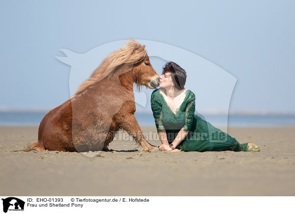 Frau und Shetland Pony / woman and Shetland Pony / EHO-01393