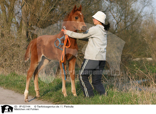 Mdchen mit Fohlen / girl with foal / IP-02144