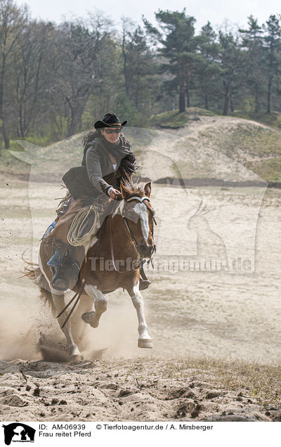 Frau reitet Pferd / woman rides Horse / AM-06939