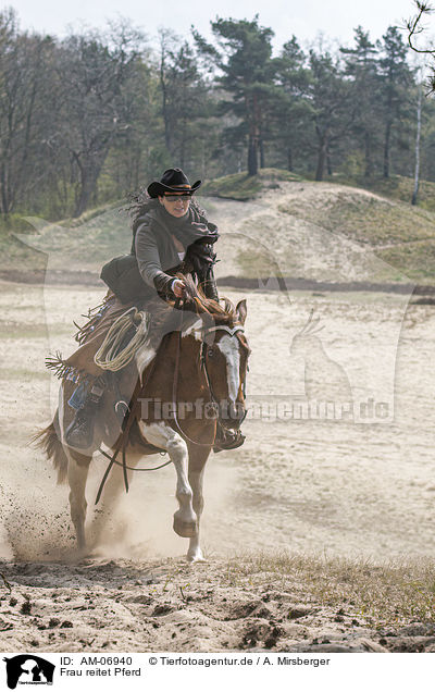 Frau reitet Pferd / woman rides Horse / AM-06940