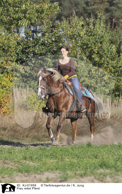 Frau reitet Pferd / KJ-01958