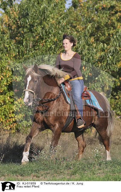 Frau reitet Pferd / woman rides Horse / KJ-01959