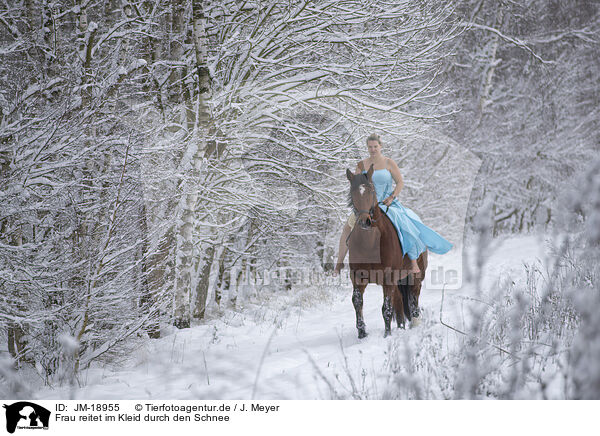 Frau reitet im Kleid durch den Schnee / JM-18955