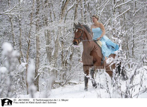 Frau reitet im Kleid durch den Schnee / Woman riding through the snow in a dress / JM-18962