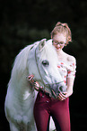 Frau mit Welsh Pony