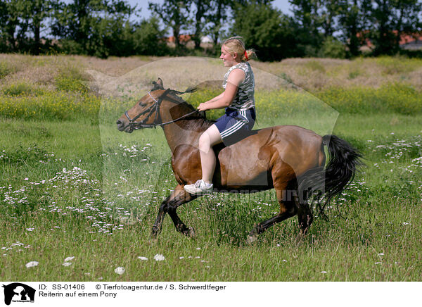 Reiterin auf einem Pony / SS-01406