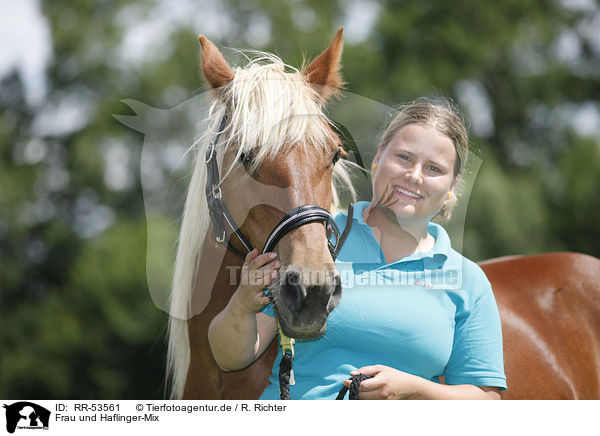 Frau und Haflinger-Mix / woman and crossbreed / RR-53561