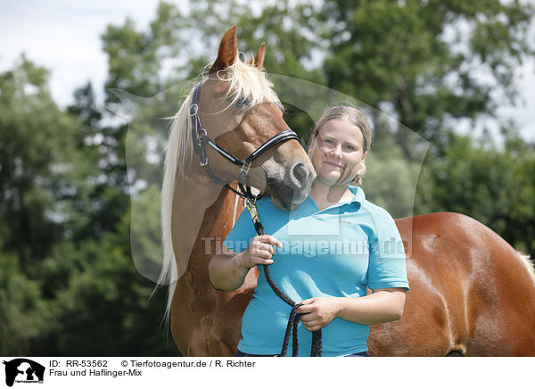 Frau und Haflinger-Mix / woman and crossbreed / RR-53562