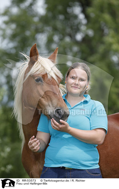 Frau und Haflinger-Mix / woman and crossbreed / RR-53573