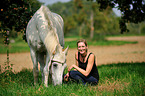 Frau und Lipizzaner-Mix