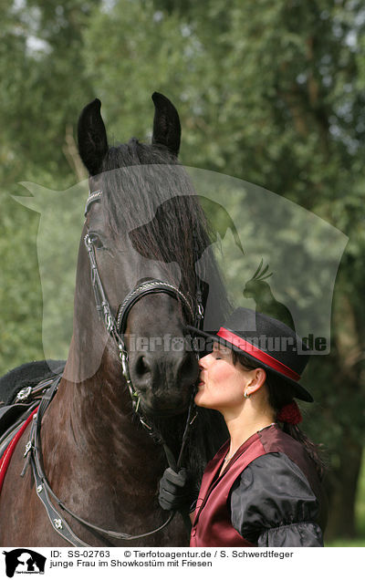 junge Frau im Showkostm mit Friesen / young woman with Friesian Horse / SS-02763