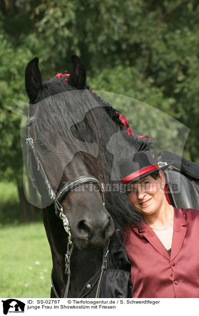junge Frau im Showkostm mit Friesen / young woman with Friesian Horse / SS-02767