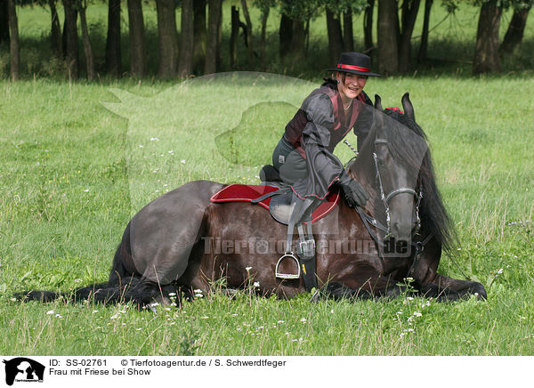 Frau mit Friese bei Show / woman with friesian horse at show / SS-02761