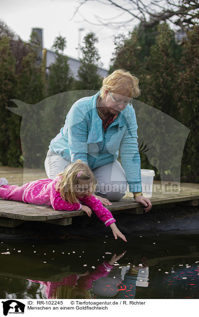 Menschen an einem Goldfischteich / people at a Goldfish pond / RR-102245