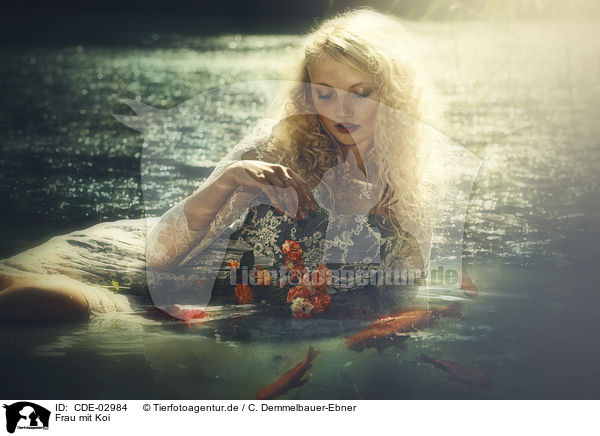 Frau mit Koi / woman with Koi / CDE-02984