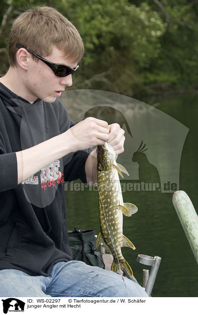 junger Angler mit Hecht / WS-02297