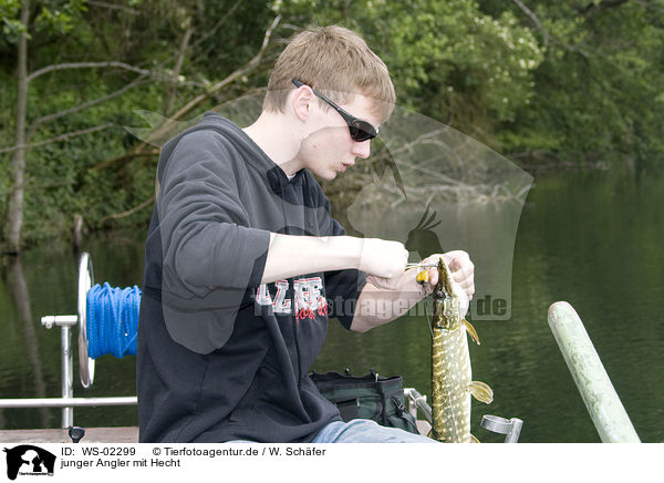 junger Angler mit Hecht / WS-02299
