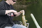 junger Angler mit Hecht