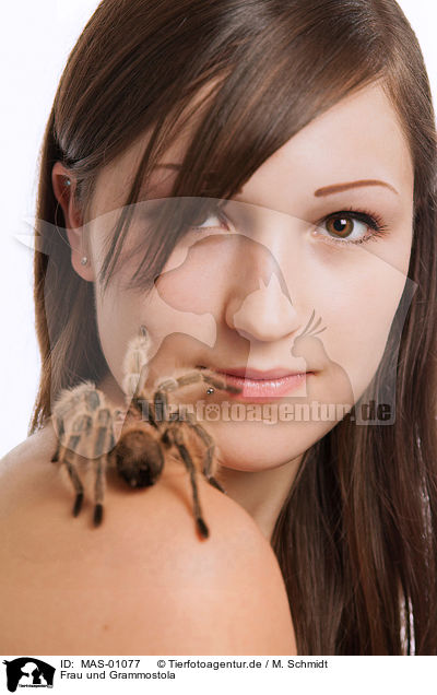 Frau und Grammostola / woman and tarantula / MAS-01077