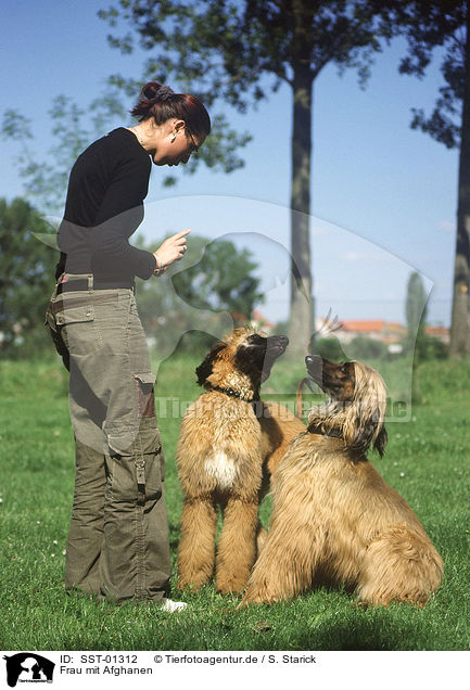 Frau mit Afghanen / woman with afghans / SST-01312