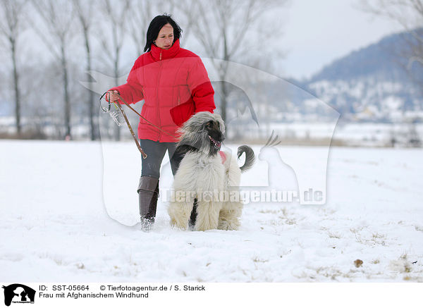Frau mit Afghanischem Windhund / woman with sighthound / SST-05664