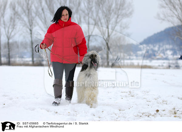 Frau mit Afghanischem Windhund / woman with sighthound / SST-05665